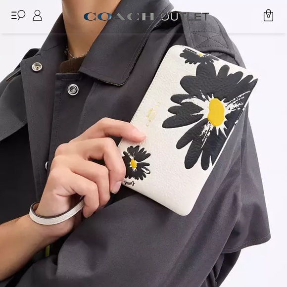 Corner Zip Wristlet With Floral Print 🖤🤍💛 - Picture 6 of 7